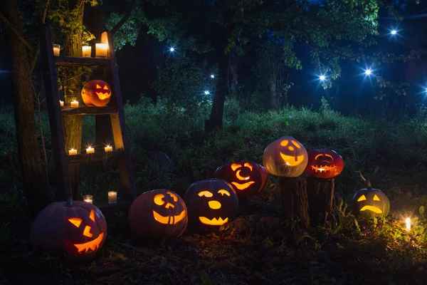 Jack-o-Lantern Halloweenpumpor utomhus — Stockfoto