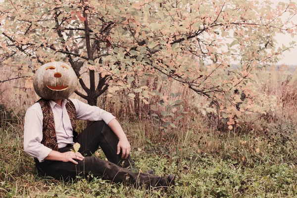 Хэллоуин мужчины с тыквенной головой — стоковое фото