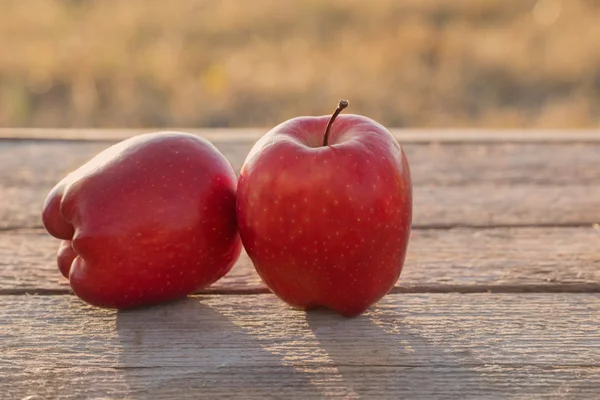 Roter Apfel auf Tisch im Freien — Stockfoto