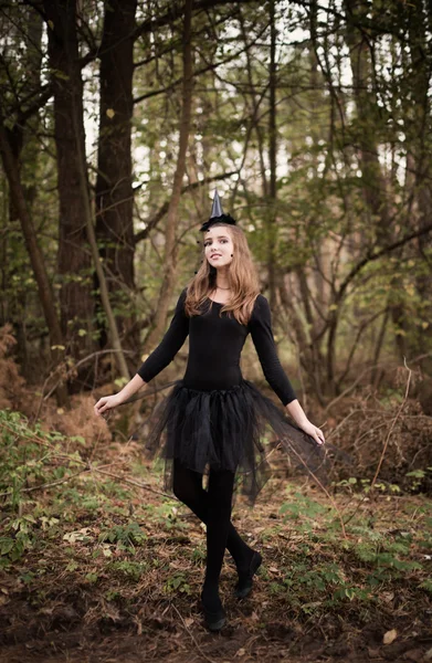 Bruja joven en el bosque — Foto de Stock