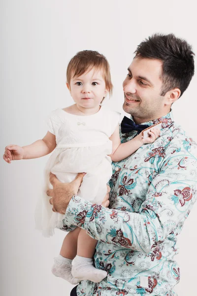 Far med sin dotter på en vit bakgrund — Stockfoto