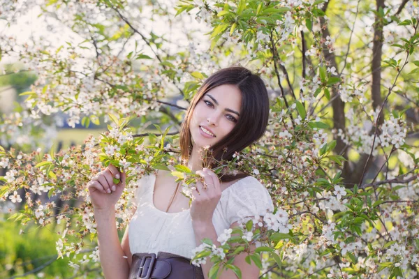 Mooi meisje in lentetuin — Stockfoto
