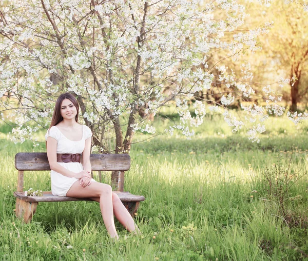 Menina bonita no jardim da primavera — Fotografia de Stock