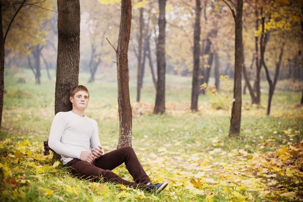年轻男子在秋天的公园 — 图库照片