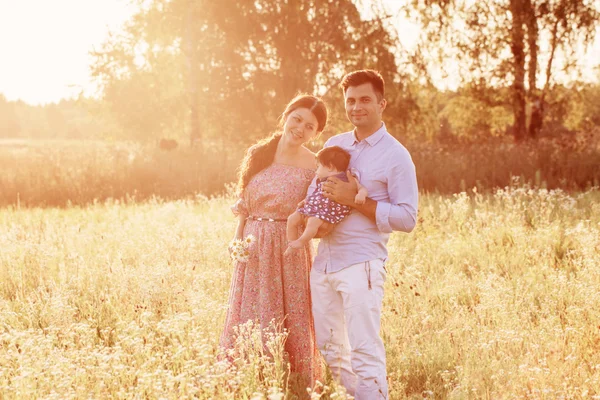 Família feliz ao ar livre — Fotografia de Stock