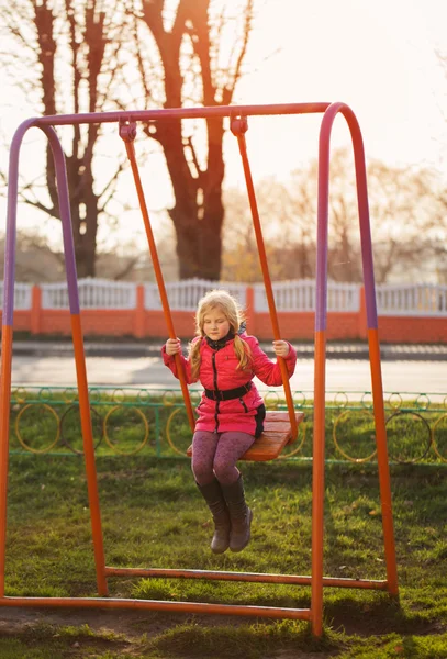 Chica feliz en swing — Foto de Stock