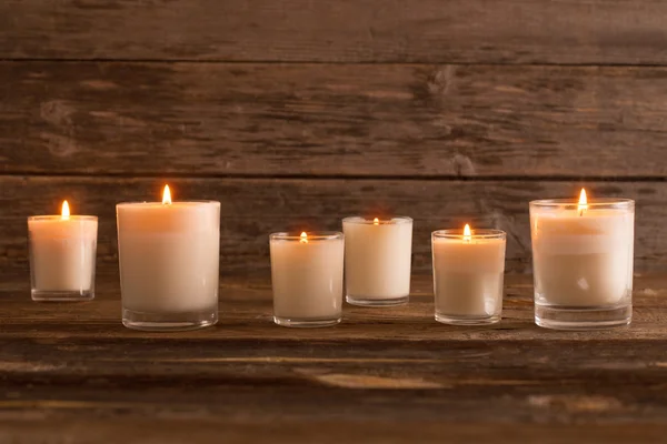 Velas perfumadas sobre fondo de madera viejo — Foto de Stock