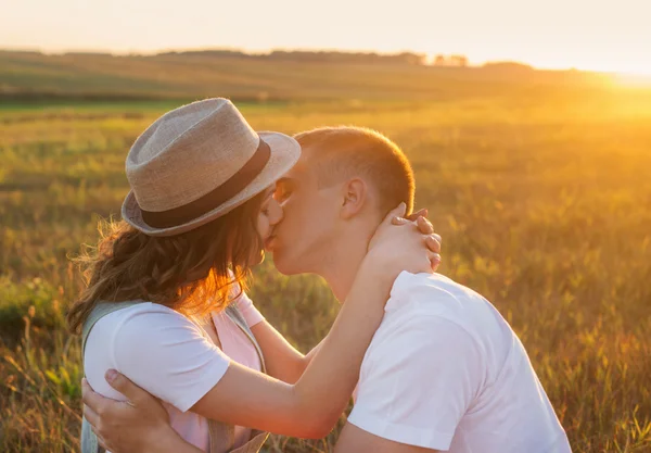 Pareja joven al aire libre —  Fotos de Stock