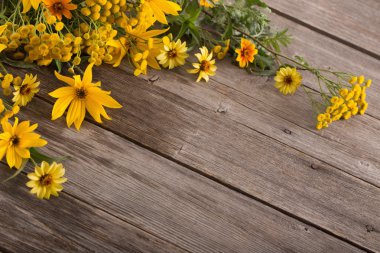 Ahşap arkaplanda çiçekler