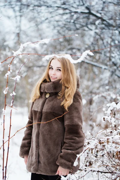 冬季公园的漂亮女人 — 图库照片