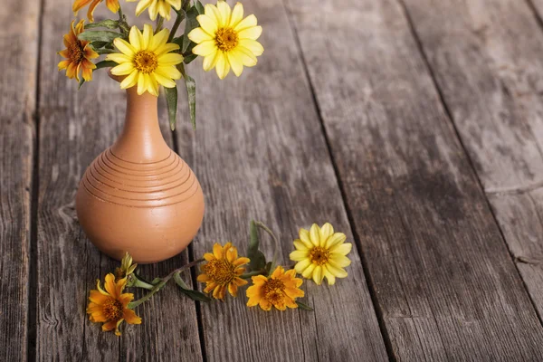 Stillleben mit gelben Blüten — Stockfoto