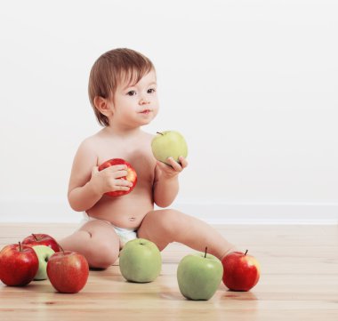 Elmalı kapalı şirin küçük bir çocuk portresi