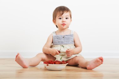 Küçük bebek yeme berry
