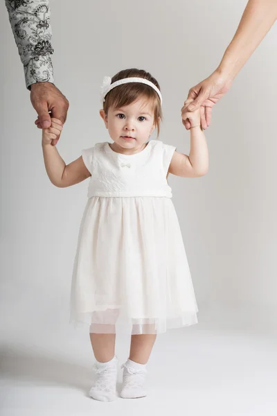 La niña guarda para las manos de los padres — Foto de Stock