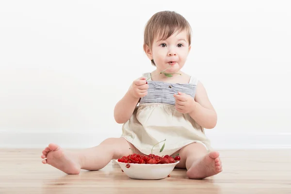 Pequeno bebê comendo baga — Fotografia de Stock