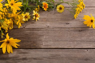 Ahşap arkaplanda çiçekler