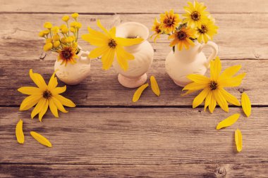 Sarı çiçekli natürmort