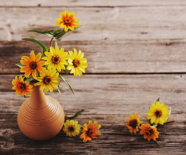 Natura morta con fiori gialli — Foto Stock