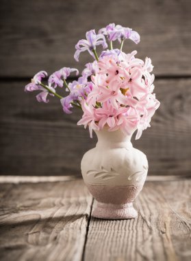 Tahta arka planda bahar çiçekleri