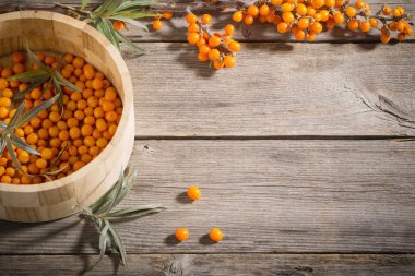 Deniz cehri meyveleri ahşap zemin