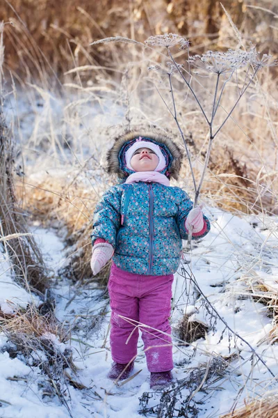 Щаслива дівчинка на снігу — стокове фото