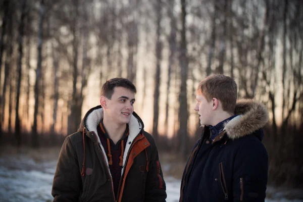 Dos jóvenes en el parque de invierno —  Fotos de Stock