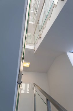 Günışığında modern çok katlı bir binada merdiven.