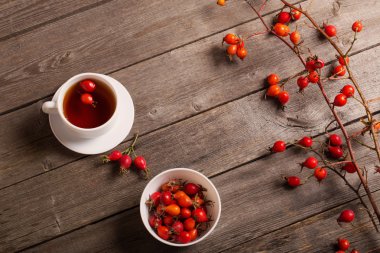 ahşap masa üzerinde hip Güllü çay