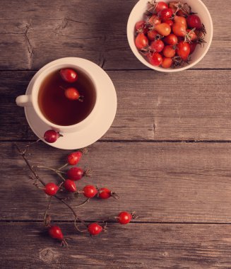 ahşap masa üzerinde hip Güllü çay