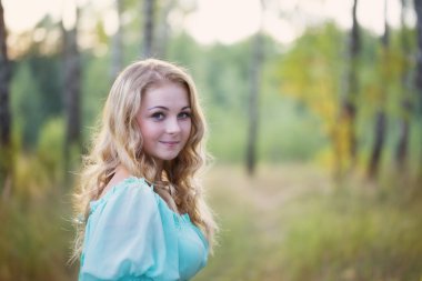 Güzel kız dışarıda