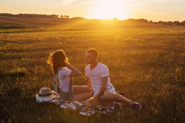 Pareja joven al aire libre —  Fotos de Stock