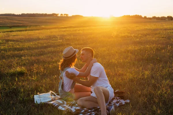 Pareja joven al aire libre —  Fotos de Stock