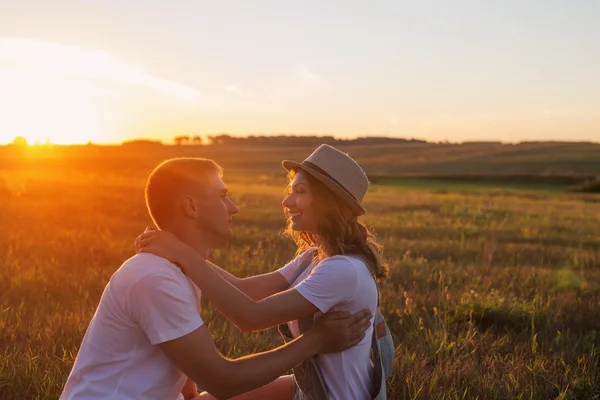 Jovem casal ao ar livre — Fotografia de Stock