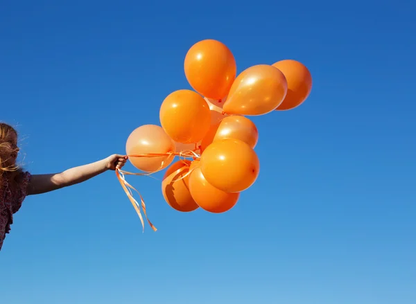 Рука с воздушными шарами на открытом воздухе — стоковое фото