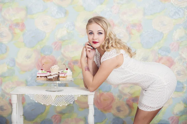 Junge Frau mit süßem Kuchen — Stockfoto