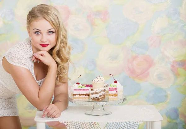 Mladá žena s sladký dort — Stock fotografie