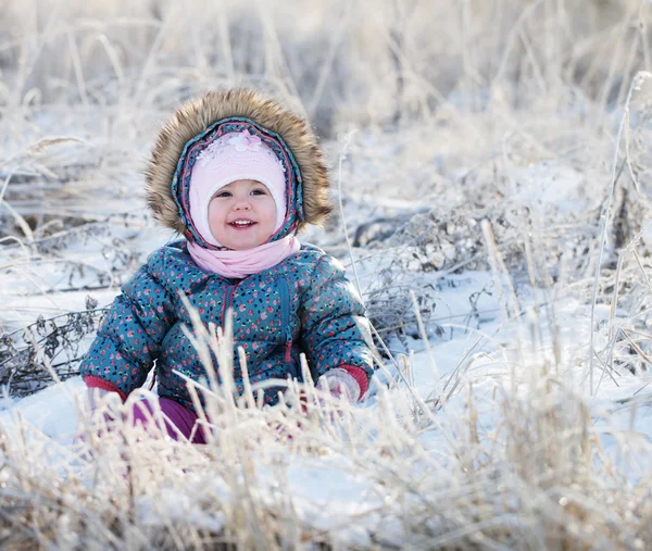 Felice bambina sulla neve — Foto Stock