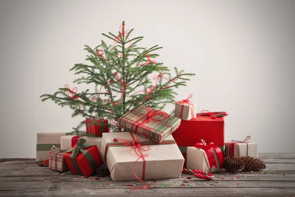 Presentes de Natal na velha mesa de madeira — Fotografia de Stock