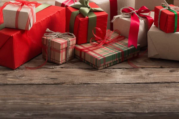 Presentes de Natal na velha mesa de madeira — Fotografia de Stock