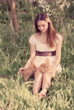 tavşan bahçe içinde güzel genç kadın