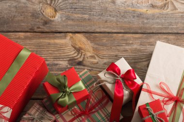 Noel armağan eski ahşap masa üstünde