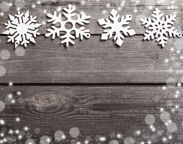 Sneeuwvlokken op houten grunge achtergrond — Stockfoto