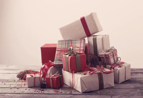 Noel armağan eski ahşap masa üstünde