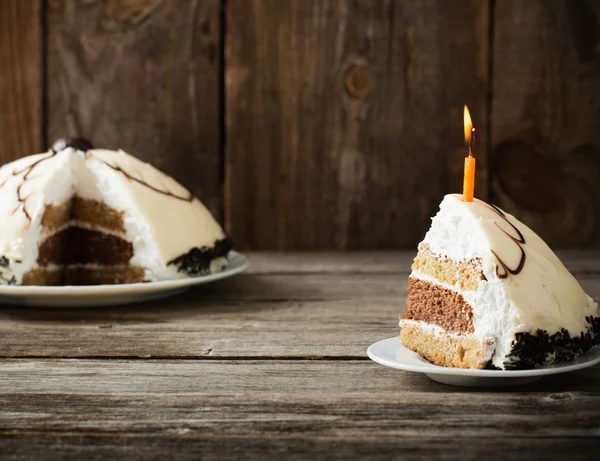 Bolo de aniversário em fundo de madeira — Fotografia de Stock