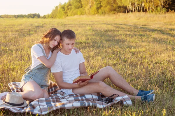 Mladý pár venkovní — Stock fotografie