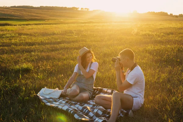 Casal feliz com câmera ao ar livre — Fotografia de Stock