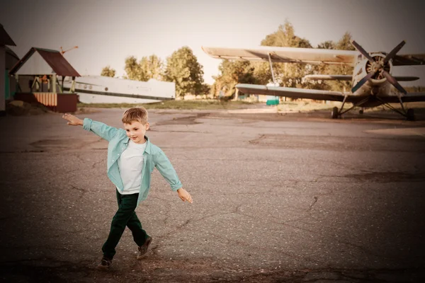 Liten pojke på flygplatsen — Stockfoto