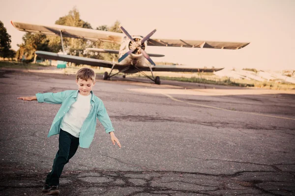 Niño feliz en aeropuerto — Foto de Stock