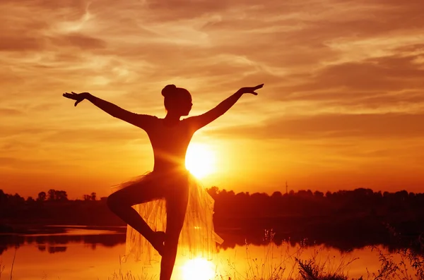 Silueta de una bailarina de ballet al atardecer al aire libre — Foto de Stock