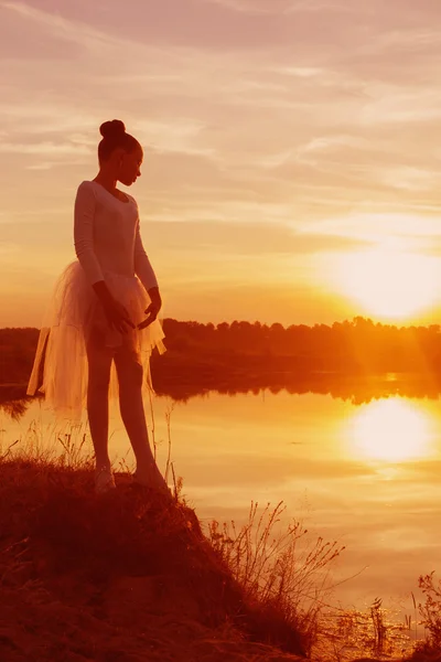 Silueta de una bailarina de ballet al atardecer al aire libre —  Fotos de Stock